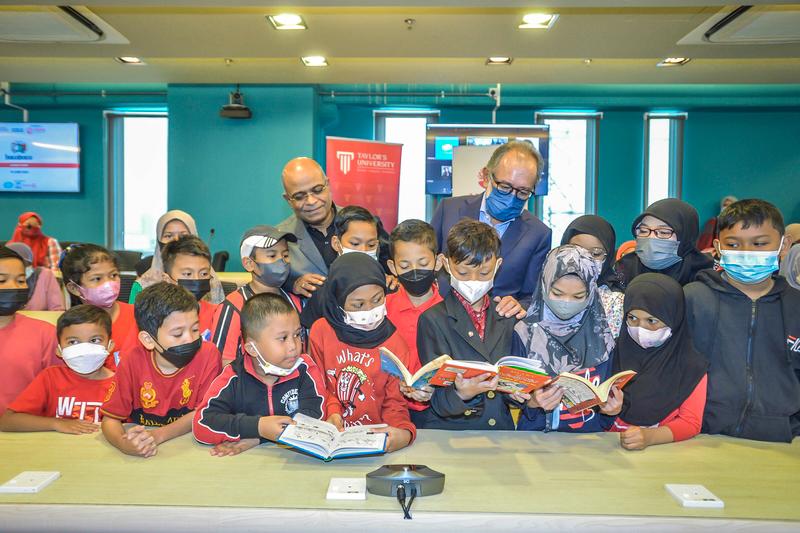 Prof Dr Pradeep and Dato’ Indera Syed Norulzaman together with the children from the underserved communities during Taylor’s Projek BacaBaca launch. – ADIB RAWI/THESUN