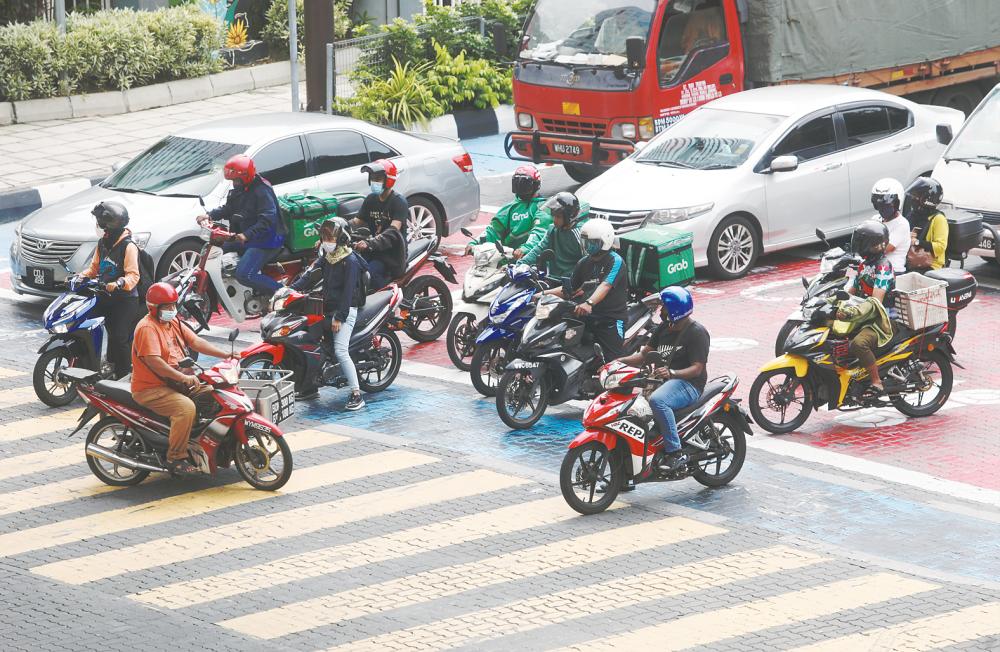 The alarmingly high number of road fatalities involving motorcyclists in Malaysia makes it a “no-no” to introduce a ride-hailing service on two wheels. – Asyraf Rasid/THESUNpix