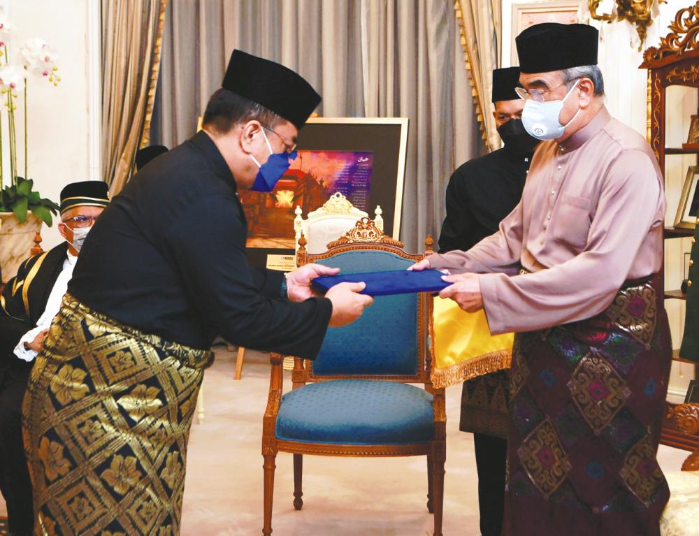 Sulaiman receiving his appointment document from the Yang di-Pertua Negri of Malacca Tun Mohd Ali Rustam at the latter’s office yesterday. – BERNAMAPIX
