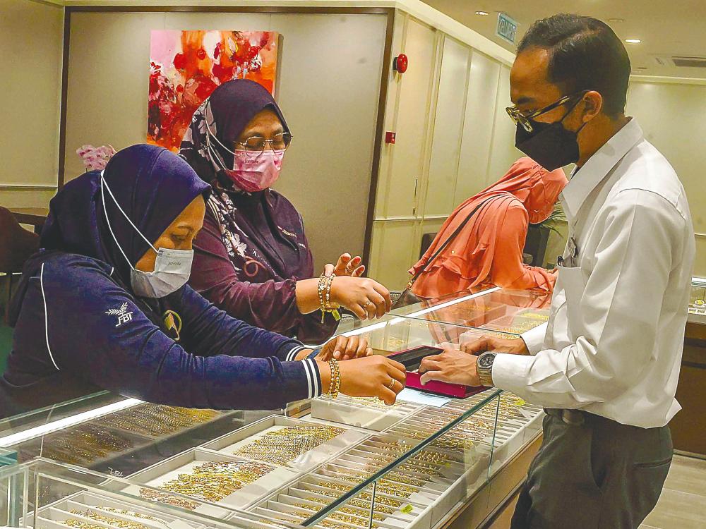 The current high price of gold has not deterred people from buying gold jewellery, as indicated by a 40% surge in sales. – ADIB RAWI YAHYA/THESUN