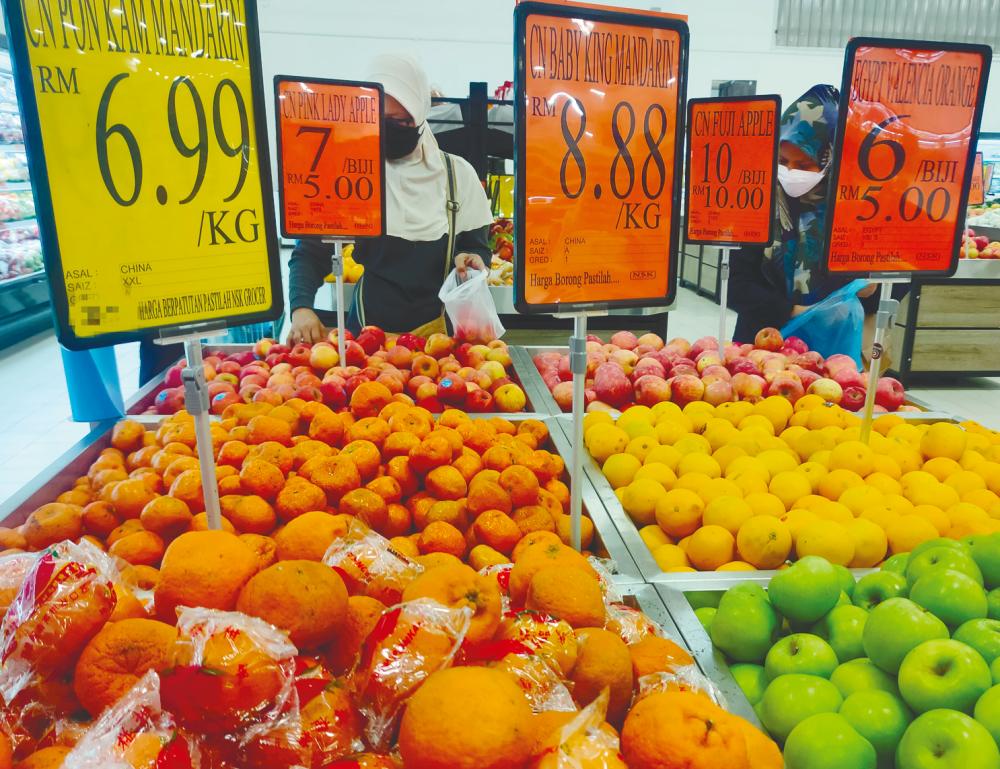 A trader has said that retail prices of imported fruit are expected to remain on an upward trend for as long as oil prices remain unstable. – SYED AZAHAR SYED OSMAN/THESUN