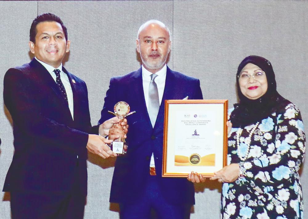 Mohd Sahar and Rohani presenting the award to Rahman Khan (centre). – HAFIZ SOHAIMI/THESUN