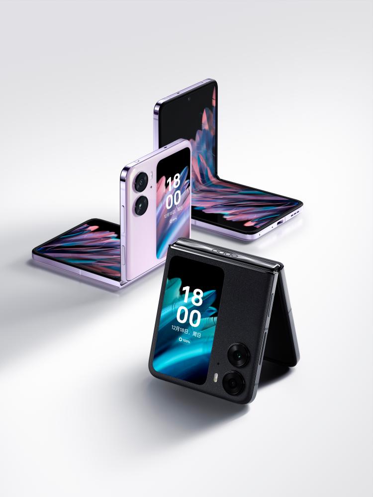 $!The Oppo Find N2 Flip comes in Astral Black and Moonlit Purple.