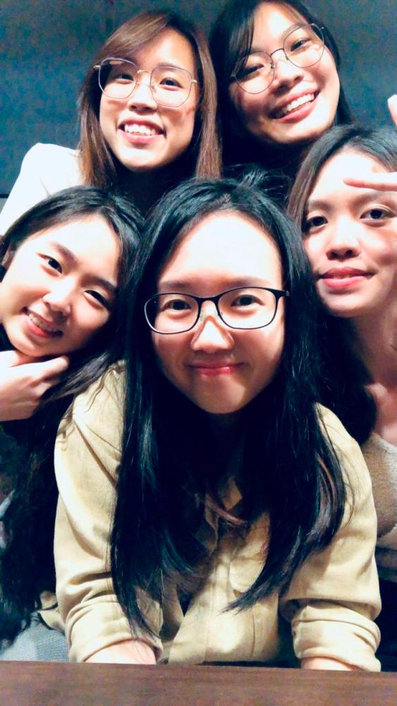 $!Being with her group of friends is all the therapy Tan Pei Fenn needs.
