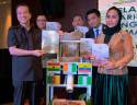 Timbalan Menteri Perusahaan Perladangan dan Komoditi Datuk Seri Dr Wee Jeck Seng (kiri) melancarkan buku garis panduan pengimportan koko kering ke Malaysia pada Majlis Pengisytiharan Hab Perdagangan Koko Malaysia di sini hari ini/BERNAMAPix