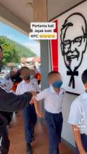 The group of students lining up to enter the KFC outlet. – Facebook Cik Puan Gojes