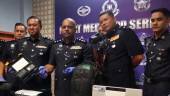Serdang District Police Chief ACP A. Anbalagan showed the equipment used by an elderly man who was arrested on suspicion of being involved in office break-ins around Serdang. BERNAMAPIX
