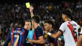 Spanish referee Hernandez Hernandez presents a yellow card to Barcelona’s French forward Ousmane Dembele during the Spanish league football match between FC Barcelona and Rayo Vallecano de Madrid at the Camp Nou stadium in Barcelona on August 13, 2022. AFPPIX