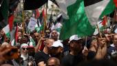 Warga Palestin mengibarkan bendera kebangsaan ketika mereka berarak dalam perhimpunan menandakan ulang tahun ke-74 “Nakba” atau “malapetaka”, di bandar Ramallah, Tebing Barat yang diduduki, pada 15 Mei 2022.