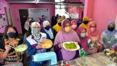 LABUAN, Jan 18 - Deputy Minister of Women, Family and Community Development Datuk Siti Zailah Mohd Yusoff (front, three left) with women participants in the Layer Cake Making Skills Program and Friendly Ceremony at the Labuan Women’s Activity Center today. BERNAMApix