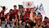 Soccer Football - AS Roma celebrate winning the Europa Conference League - Rome, Italy - May 26, 2022 AS Roma’s Lorenzo Pellegrini celebrates on the bus with the trophy, Chris Smalling and teammates after winning the Europa Conference League REUTERSPIX