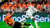Real Madrid’s Brazilian forward Vinicius Junior vies with Shakhtar Donetsk Ukranian defender Valeriy Bondar (L) during the UEFA Champions League 1st round day 3 group F football match between Real Madrid and Shakhtar Donetsk, at the Santiago Bernabeu stadium in Madrid on October 5, 2022. AFPPIX