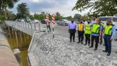 PUTRAJAYA, 17 Jan -- Menteri Kanan Kerja Raya, Datuk Seri Fadillah Yusof berdiri di atas Jambatan Dengkil yang telah dibaik pulih sepenuhnya setelah runtuh akibat hakisan arus deras Sungai Langat semasa banjir di Dengkil. fotoBERNAMA