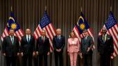KUALA LUMPUR, 2 Ogos -- Perdana Menteri Datuk Seri Ismail Sabri Yaakob (tengah) bersama Speaker Dewan Perwakilan Amerika Syarikat Nancy Pelosi (tiga, kanan) dan para delegasi ketika hadir pada Majlis Makan Tengah Hari di sebuah hotel hari ini. fotoBERNAMA
