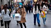 People wear protective face masks while out for Christmas shopping, amid the spread of the coronavirus disease (Covid-19) pandemic, in Dublin, Ireland, December 17, 2021. REUTERSpix