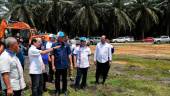 ROMPIN, 9 Ogos -- Menteri Pembangunan Luar Bandar, Datuk Seri Mahdzir Khalid (empat, kanan) melawat tapak Pembangunan Pembinaan Projek Kompleks Ternakan Ayam Pedaging (Sistem Tertutup) Tanjung Seratus ketika mengadakan lawatan kerja hari ini. fotoBERNAMA