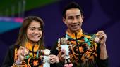 Bronze medallists Malaysia's Nur Dhabitah Binti Sabri and Malaysia's Muhammad Syafiq Bin Puteh pose during the medal presentation ceremony for the mixed synchronised 10m platform diving final on day eleven of the Commonwealth Games at Sandwell Aquatics Centre in Birmingham, central England, on August 8, 2022. AFPPIX