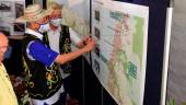 Perdana Menteri Datuk Seri Ismail Sabri Yaakob mendengar penerangan dari Menteri Kanan Kerja Raya Datuk Seri Fadillah Yusof mengenai Lebuhraya Pan Borneo Sarawak Seksyen Pujut (WPC11) ketika hadir pada majlis perasmian pembukaannya hari ini. -fotoBERNAMA