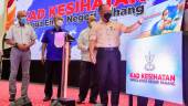 ROMPIN, 18 Jan -- Menteri Besar Pahang, Datuk Seri Wan Rosdy Wan Ismail (kanan) meyempurnakan gimik pelancaran Kad Kesihatan Warga Emas Pahang hari ini. fotoBERNAMA