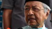 LANGKAWI, 16 Mei -- Ahli Parlimen Langkawi Tun Dr Mahathir Mohamad ketika ditemui pada Majlis Jamuan Hari Raya Parlimen Langkawi di Dataran Telaga Walk dekat Pantai Chenang di sini hari ini. fotoBERNAMA