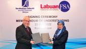 SC deputy CEO Datuk Zainal Izlan Zainal Abidin (left) and Siti Zainab at the MoU signing ceremony.