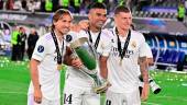 Real Madrid's Croatian midfielder Luka Modric (L-R) Real Madrid's Brazilian midfielder Casemiro and Real Madrid's German midfielder Toni Kroos celebrate with the trophy after the UEFA Super Cup football match between Real Madrid vs Eintracht Frankfurt in HelsinkI/AFPPIX