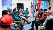 KUALA TERENGGANU, July 2 - Director of the Malaysian Maritime Enforcement Agency (APMM) Terengganu Maritime Captain Muhammad Suffi Mohd Ramli (second, right) questioned ten fishermen who survived during a meeting at the APMM Terengganu Headquarters today. BERNAMAPIX