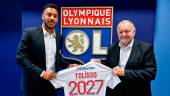 Corentin Tolisso, unveiled as new OL signing - official and confirmed. Five year deal after leaving Bayern, he’s back at OL as Alexandre Lacazette. Credit: Twitter/@FabrizioRomano