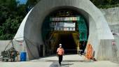 Seorang pekerja berjalan melepasi Terowong Genting, sebahagian daripada projek Laluan Rel Pantai Timur (ECRL), semasa lawatan tapak di Bentong di negeri Pahang Malaysia pada 13 Januari 2022. AFPPIX