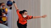 HANOI, 17 Mei -- Atlet bowling wanita negara Nur Syazwani Sahar beraksi dalam acara berpasangan wanita pada Sukan SEA ke-31 di Vincom Mega Mall, Hanoi. fotoBERNAMA