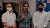 Mahkamah Sesyen hari ini melepas dan membebaskan bekas Exco Johor Datuk Abdul Latif Bandi, anak lelakinya Ahmad Fauzan Hatim Abd Latif (kanan) dan perunding hartanah Amir Sharifuddin Abd Raub (kiri) atas pertuduhan rasuah dan penggubahan wang haram, kesemuanya berjumlah RM35.7 juta, lima tahun lepas. -fotoBERNAMA