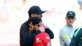 Soccer Football - FA Cup - Final - Chelsea v Liverpool - Wembley Stadium, London, Britain - May 14, 2022 Liverpool’s Mohamed Salah with manager Juergen Klopp after being substituted REUTERSPIX