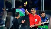 Soccer Football - Champions League - Group C - Inter Milan v FC Barcelona - San Siro, Milan, Italy - October 4, 2022 FC Barcelona coach Xavi is shown a yellow card by referee Slavko Vincic after their first goal was disallowed REUTERSPIX