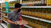 GEORGE TOWN, July 1 - People buy chicken eggs at a supermarket in Tanjong Tokong. BERNAMAPIX