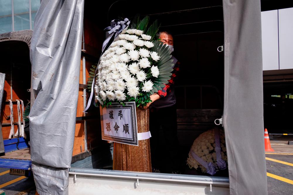 $!A worker holds a wreath of flowers outside a funeral parlor where the funeral of Lee Kun-hee, leader of Samsung Group, will take place, in Seoul, South Korea, October 25, 2020. REUTERS/Kim Hong-Ji