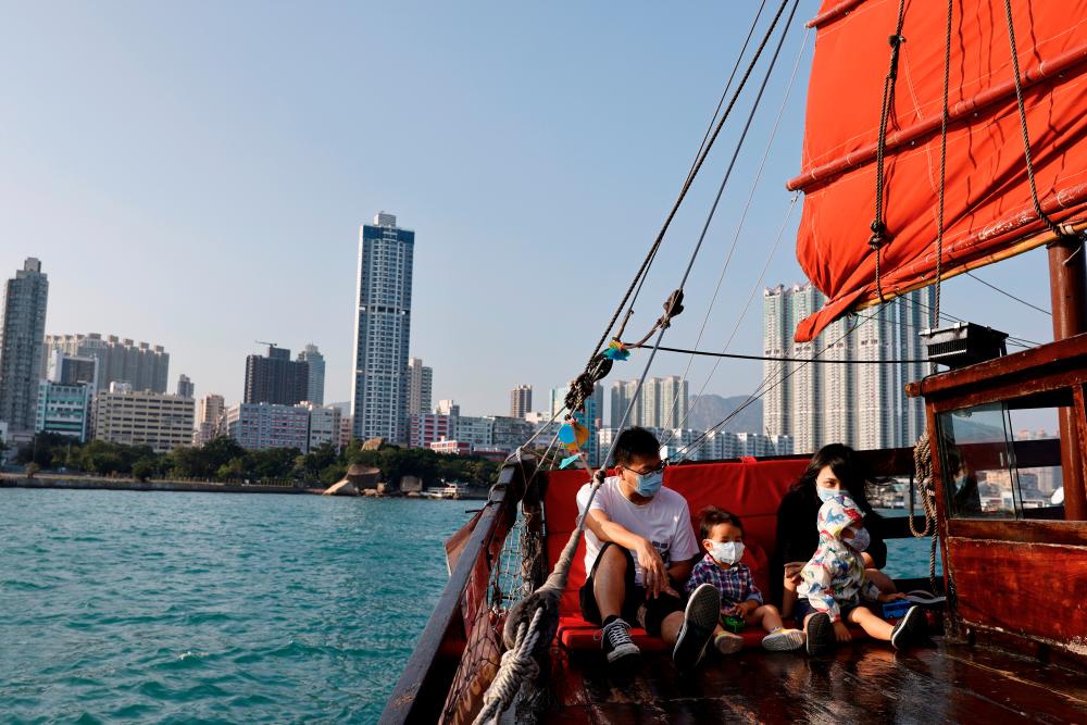 $!Tourists are sit onboard of the traditional wooden tourist junk boat “Dukling”, during the COVID-19 pandemic, in Hong Kong, China October 31, 2020. Picture taken October 31, 2020. REUTERS/Tyrone Siu