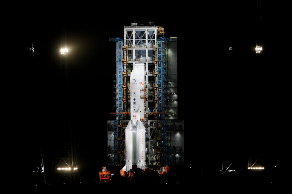 $!The Long March-5 Y5 rocket, carrying the Chang’e-5 lunar probe, is seen before taking off from Wenchang Space Launch Center, in Wenchang, Hainan province, China November 24, 2020. REUTERS/Tingshu Wang