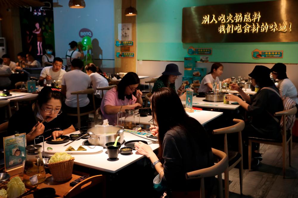 $!People dine at a hotpot restaurant in Sanya, Hainan province, China November 26, 2020. Picture taken November 26, 2020. REUTERS/Tingshu Wang