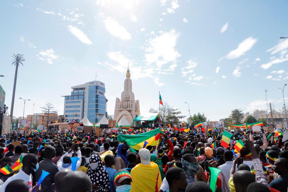 FILE PHOTO: Supporters participate in a demonstration called by Mali transitional government after the Economic Community of West African States (ECOWAS) imposed sanctions in Bamako, Mali, January 14, 2022. REUTERSPIX