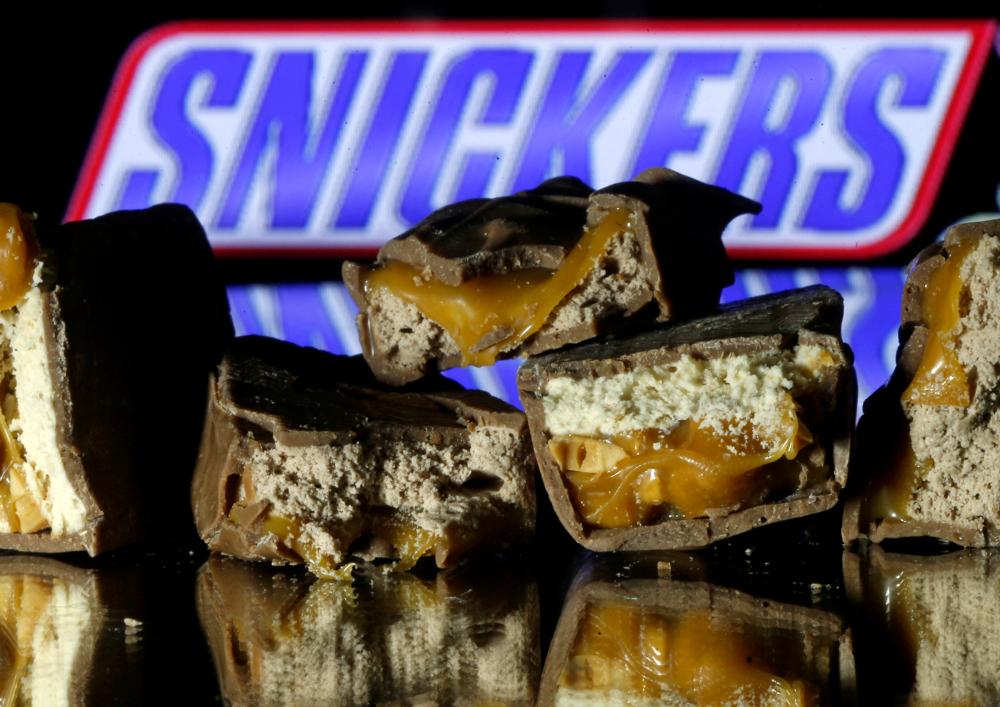 FILE PHOTO: Snickers bars are seen in this picture illustration taken February 23, 2016. REUTERSPIX