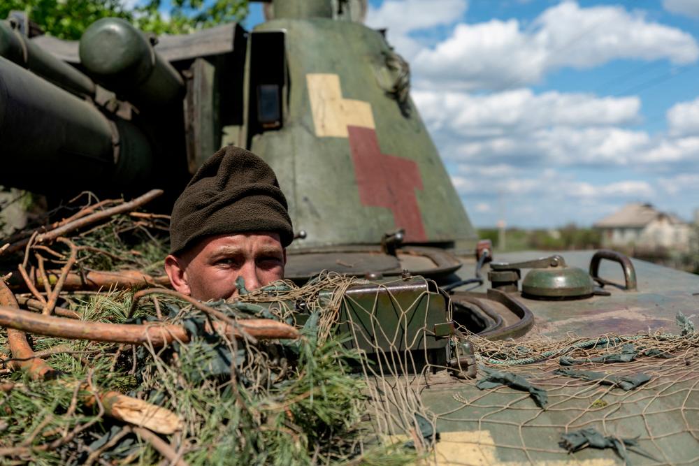 FILE PHOTO: A Ukrainian soldier looks out from a tank, amid Russia’s invasion of Ukraine, in the frontline city of Lyman, Donetsk region, Ukraine April 28, 2022. REUTERSPIX