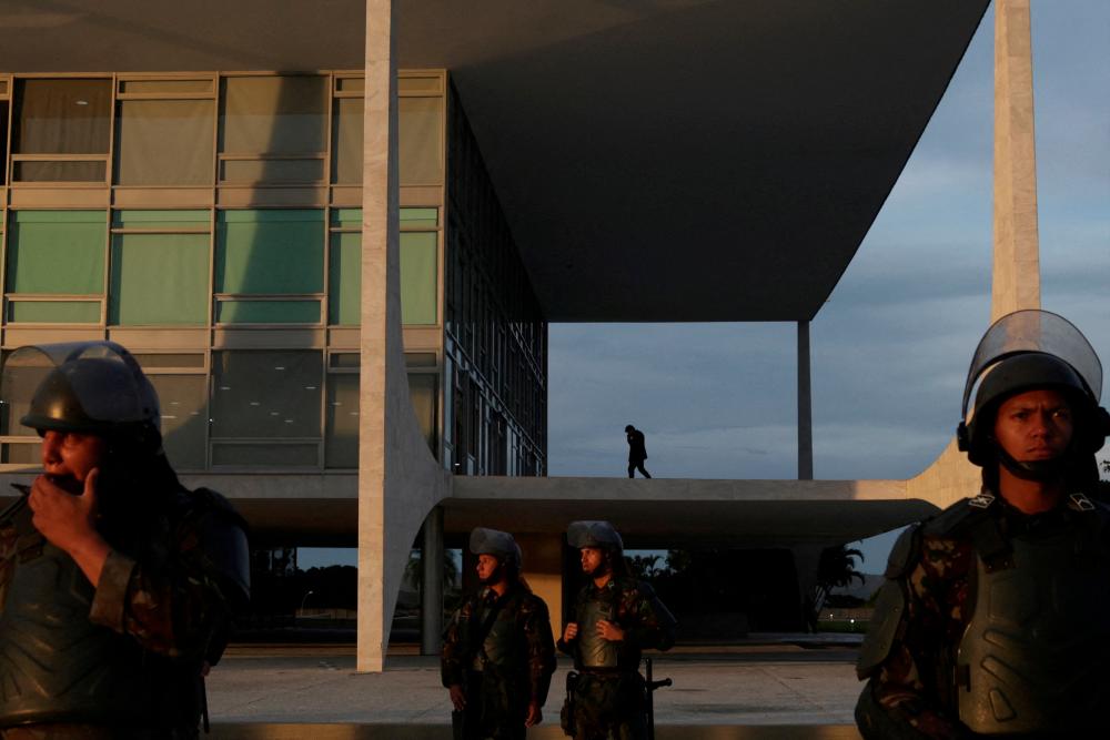 Army soldiers stand guard outside Planalto Palace in Brasilia, Brazil January 11, 2023. REUTERSPIX