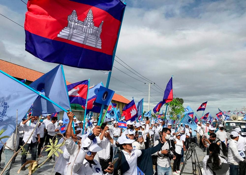 Supporters of the opposition party, Candlelight Party, wave flags as they take part in a campaign rally for the upcoming local elections on June 5, in Phnom Penh, Cambodia May 21, 2022/AFPpix
