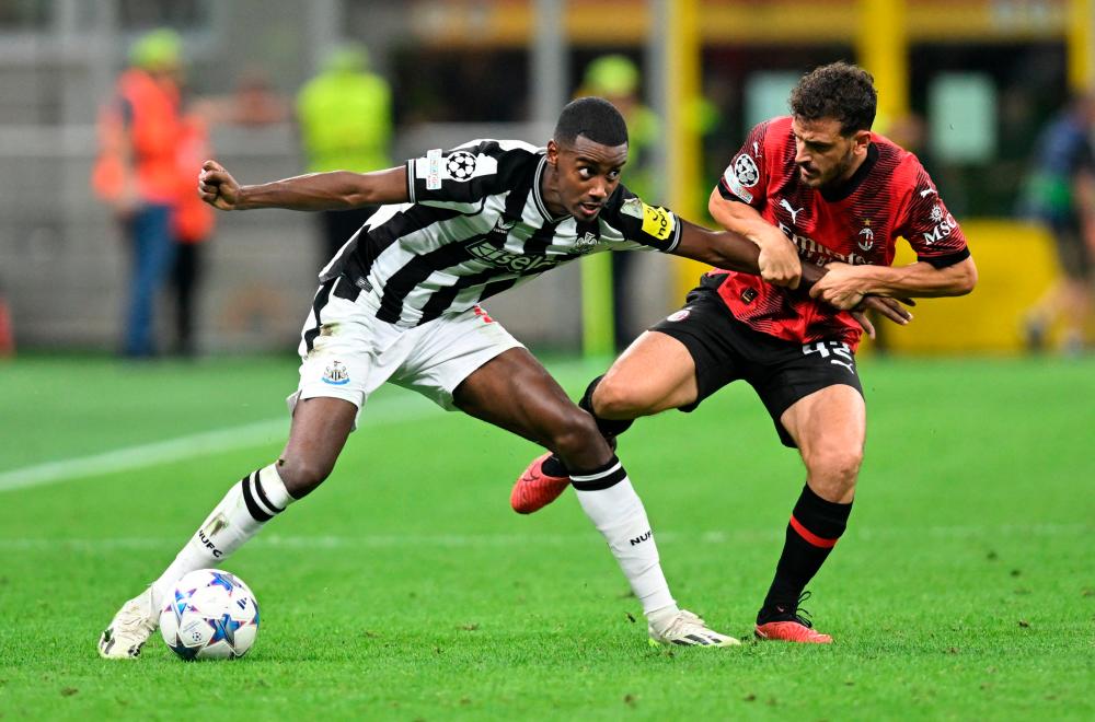 Football - Champions League - Group F - AC Milan v Newcastle United - San Siro, Milan, Italy - September 19, 2023Newcastle United's Alexander Isak in action with AC Milan's Alessandro Florenzi - REUTERSPIX