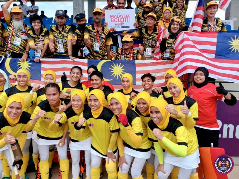 The Malaysian women’s hockey team pose for a photo after beating Singapore in their SEA Games match yesterday. With their win against Thailand today, the squad have clinched their spot in the final//MalaysianHockeyConfederationFacebook pix