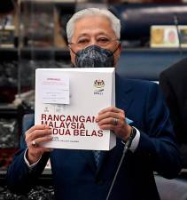 Malaysia won't compromise if there is threat in South China Sea: PM thumbnail