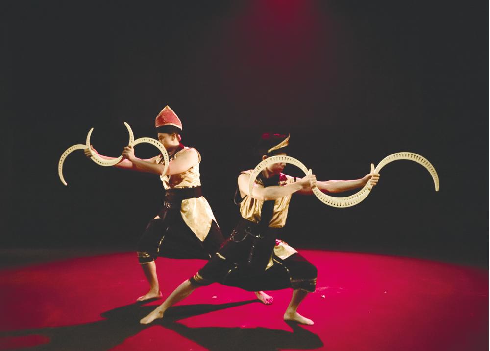 $!Buu-Geng was performed with magnetised crescent props to perform a hypnotising illusion. – GOH BONG HIANG