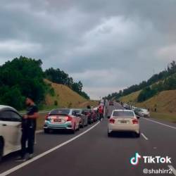 A screenshot from the viral video showing the drivers crowding the emergency lane. – TikTok