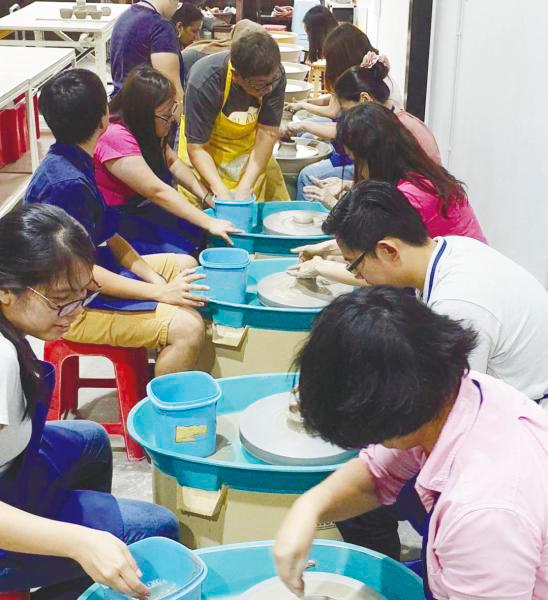 $!People learning how to make pottery at a workshop. – CLAY EXPRESSION