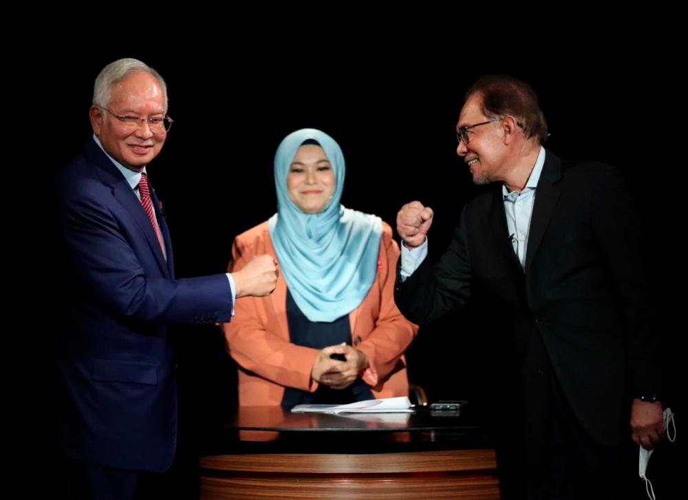 Some 400 people attend Anwar-Najib debate